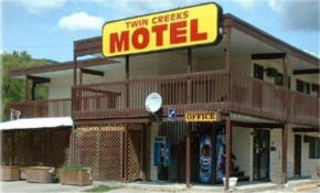 Отель Twin Creeks Motel  Ламби